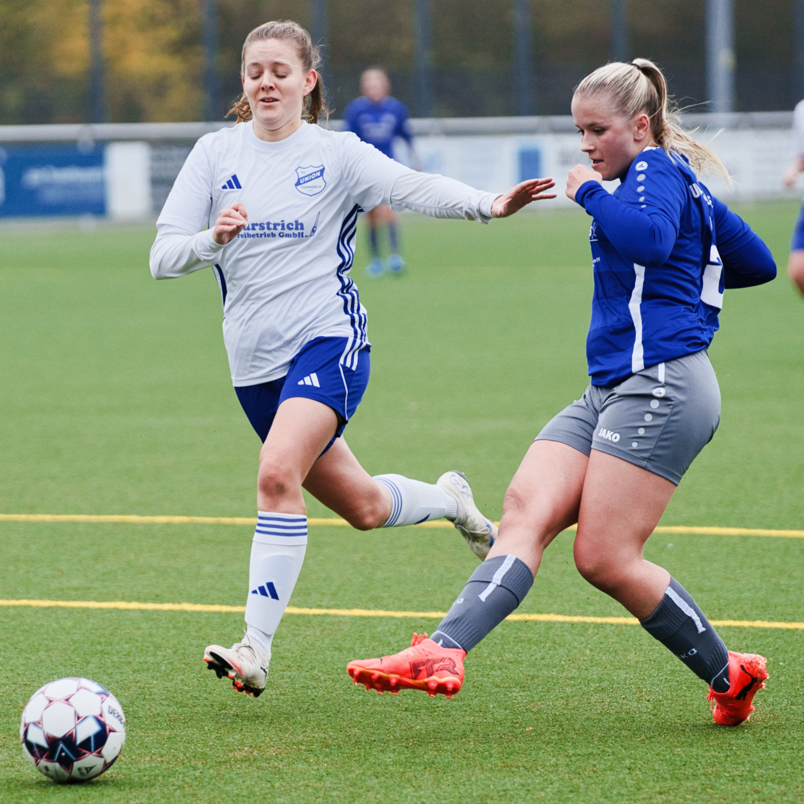 Frauen-Fußball Zweikampf